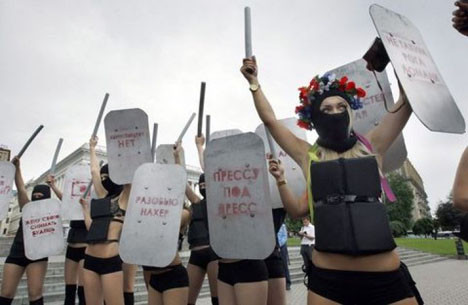 Femen grubundan ilginç protesto