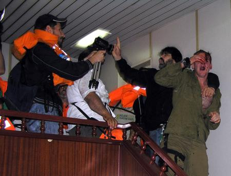 İsrail ağlayan komandolara sevindi