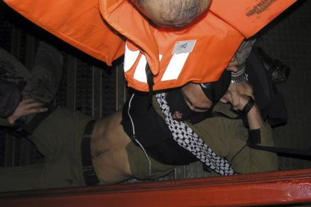 İsrail ağlayan komandolara sevindi