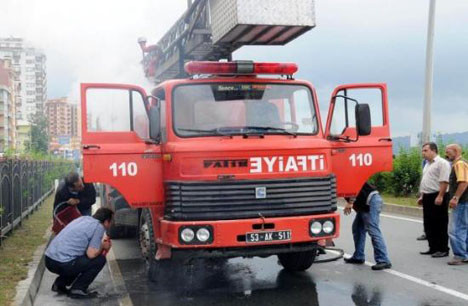 Yanan itfaiye aracını söndürdüler