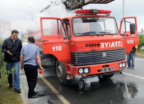Yanan itfaiye aracını söndürdüler