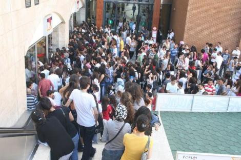 İmza gününde kızlar birbirini ezdi !