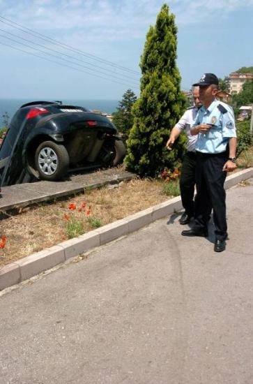 Acemi şoför fren yerine gaza basınca...
