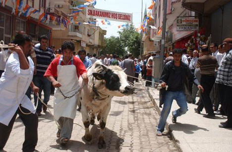 Antepliler bakanı el üstünde tuttular