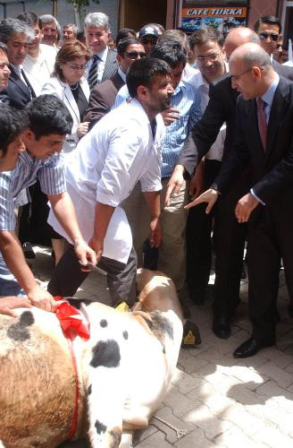 Antepliler bakanı el üstünde tuttular