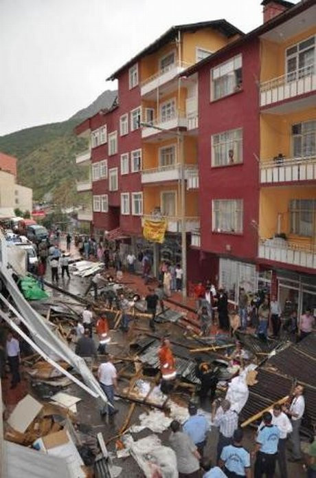 Şiddetli rüzgar can aldı
