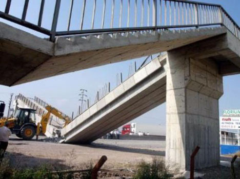 TIR, üstgeçidi ikiye böldü