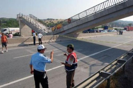 TIR, üstgeçidi ikiye böldü