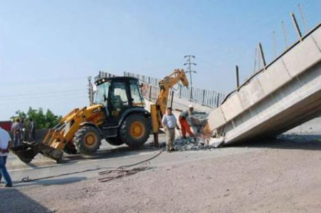 TIR, üstgeçidi ikiye böldü