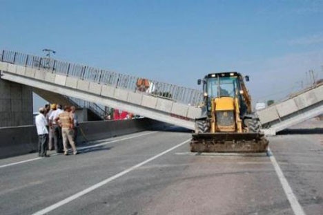 TIR, üstgeçidi ikiye böldü