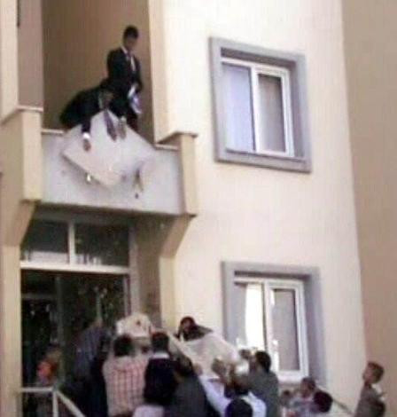 Damat gelinin kafasını kırdı