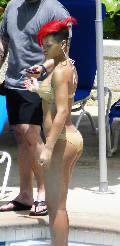 Rihanna havuzda!