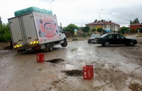Böyle çukurlu yol görülmedi
