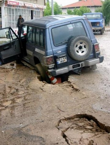 Böyle çukurlu yol görülmedi
