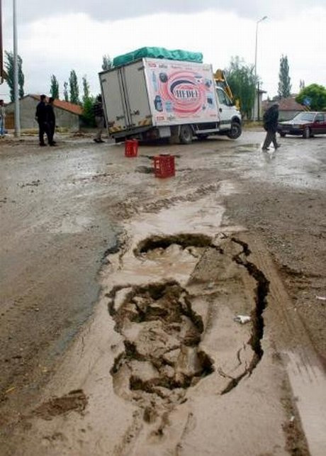 Böyle çukurlu yol görülmedi