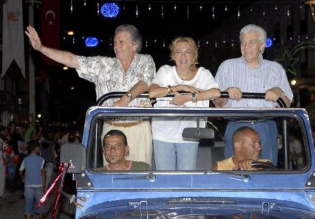 Star MHPyi bikinili kızlarla vurdu