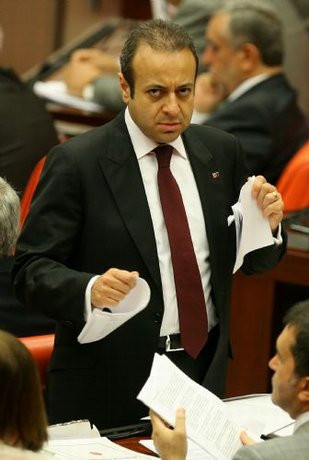 Bakan hırsını kağıttan aldı