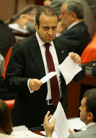 Bakan hırsını kağıttan aldı