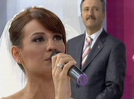 Esra Erol canlı yayında evlendi !
