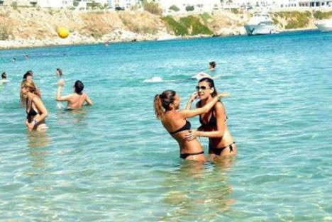 Çılgınlar adasında tatil yapıyorlar
