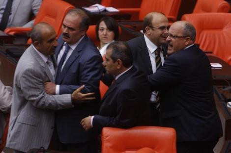 Mecliste yumruklar konuştu !