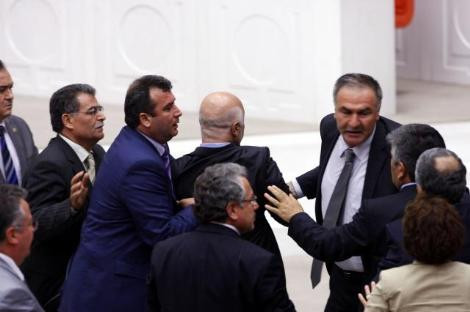 Mecliste yumruklar konuştu !