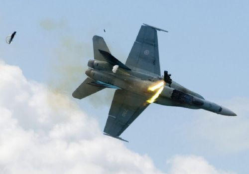 Jet burun üstü çakıldı, pilot kurtuldu