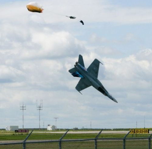 Jet burun üstü çakıldı, pilot kurtuldu