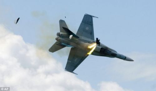 Jet burun üstü çakıldı, pilot kurtuldu