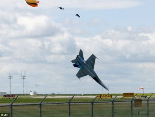 Jet burun üstü çakıldı, pilot kurtuldu