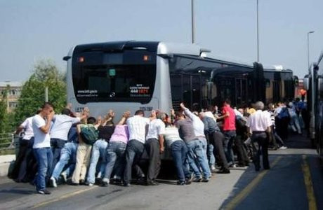 Metrobüs bozuldu iş vatandaşa düştü !