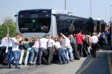 Metrobüs bozuldu iş vatandaşa düştü !