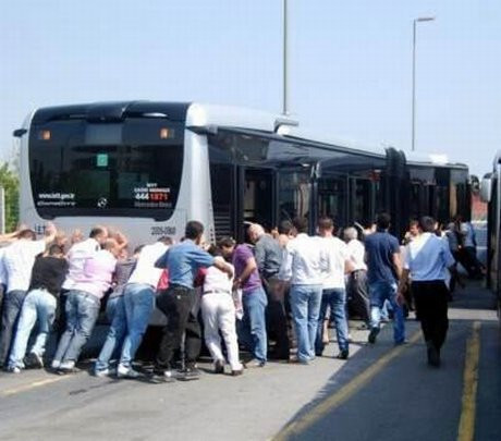 Metrobüs bozuldu iş vatandaşa düştü !