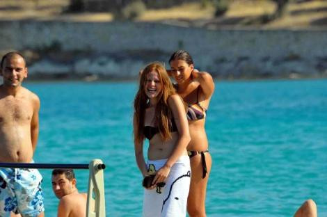 Fazla kilolarını havlu ile örttü