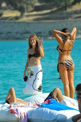 Fazla kilolarını havlu ile örttü