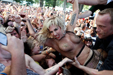 Lady Gaga kendini aştı