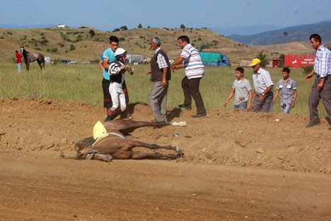 Yarışta düşen at, feci şekilde can verdi