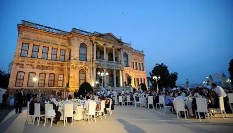 Şehit ailelerine Sarayda iftar yemeği