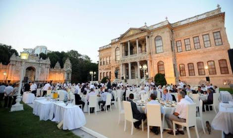 Şehit ailelerine Sarayda iftar yemeği