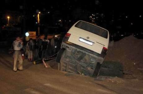 Minibüs, belediye çukuruna düştü