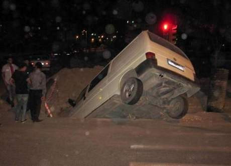 Minibüs, belediye çukuruna düştü