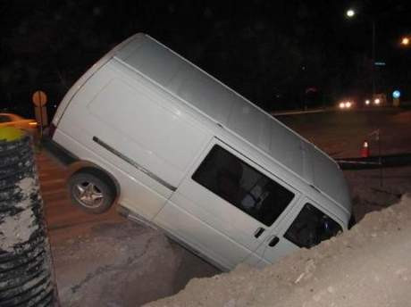 Minibüs, belediye çukuruna düştü