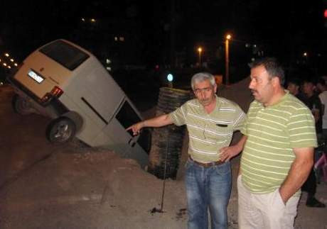 Minibüs, belediye çukuruna düştü