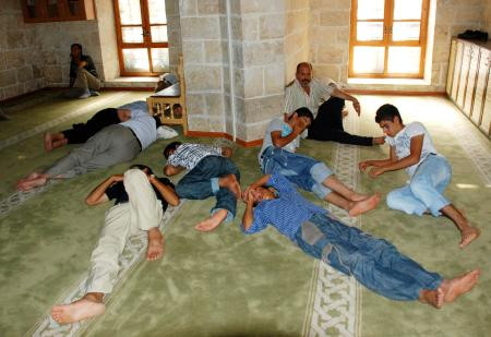 Klimalı camide böyle uyudular