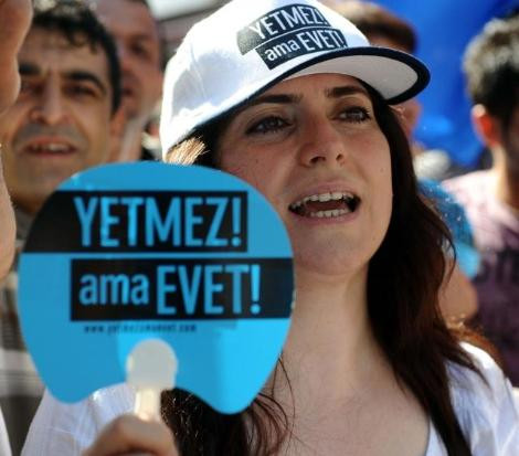Evetçiler Atatürk heykelini kullandılar!
