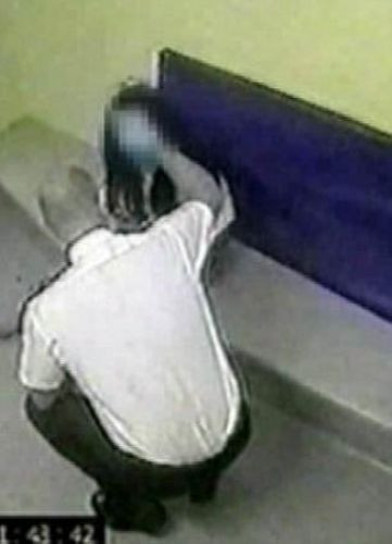 Polis kadını böyle dövdü!