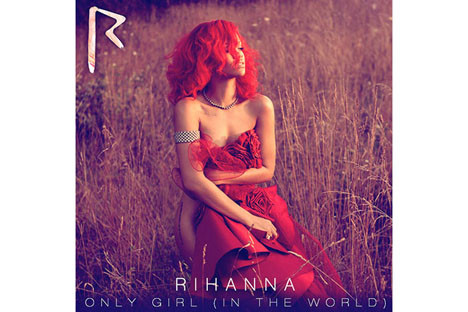 Rihanna kırmızıya büründü!