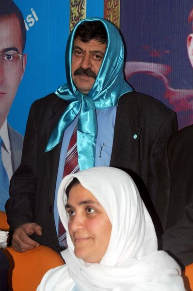 Başörtüsü tartışmalarını böyle protesto ettiler
