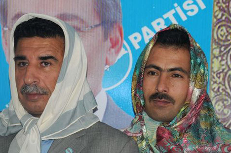 Başörtüsü tartışmalarını böyle protesto ettiler
