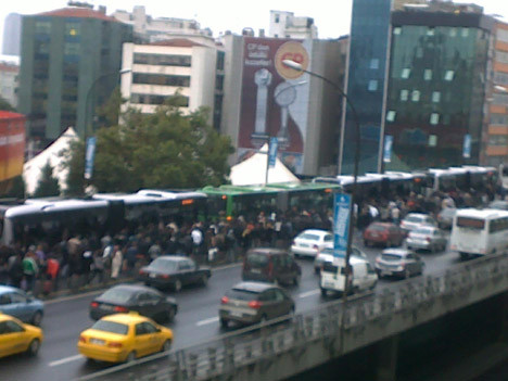 Metrobüs durur, vatandaş yürür !